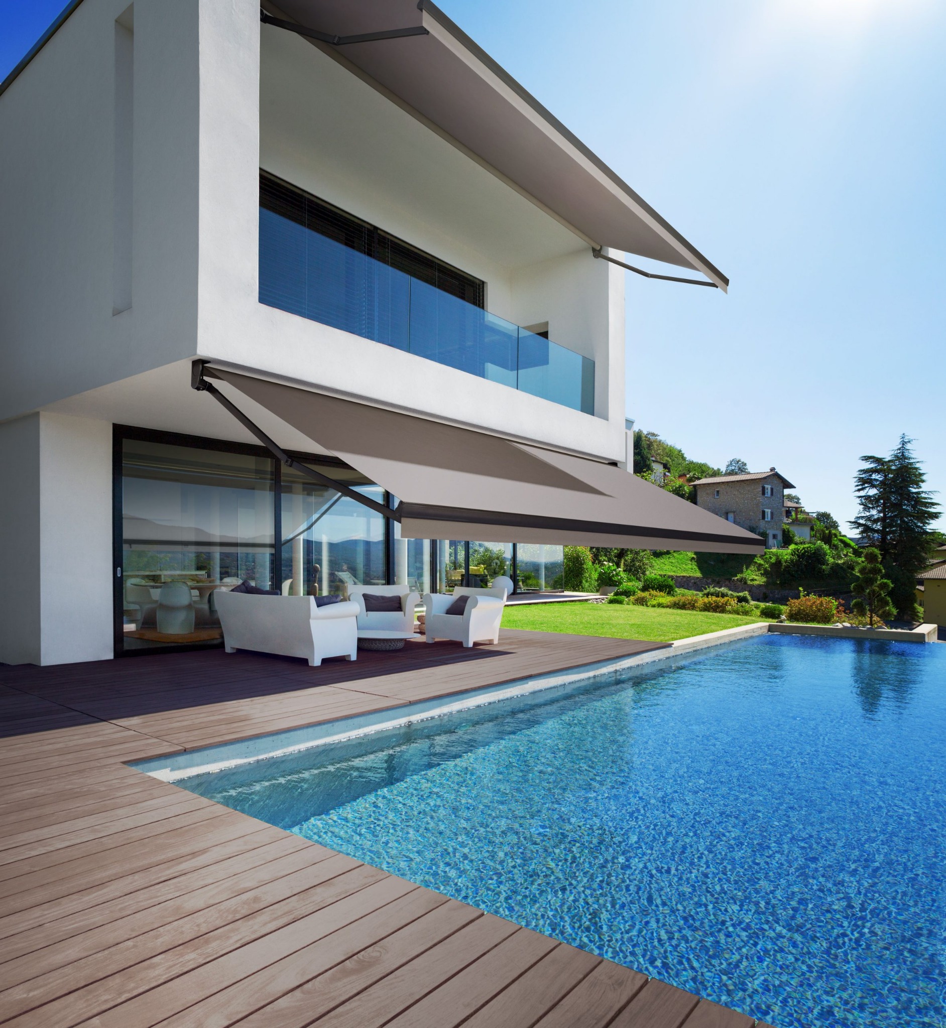 Tende da sole Arquati installate su una villa con piscina