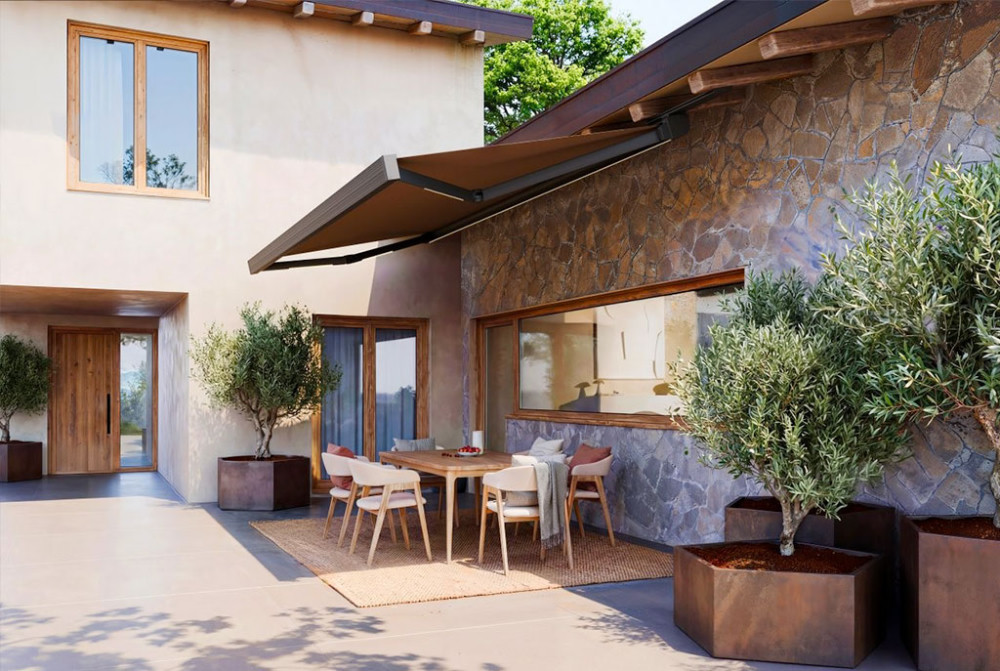 Tenda da sole a bracci installata su una terrazza residenziale