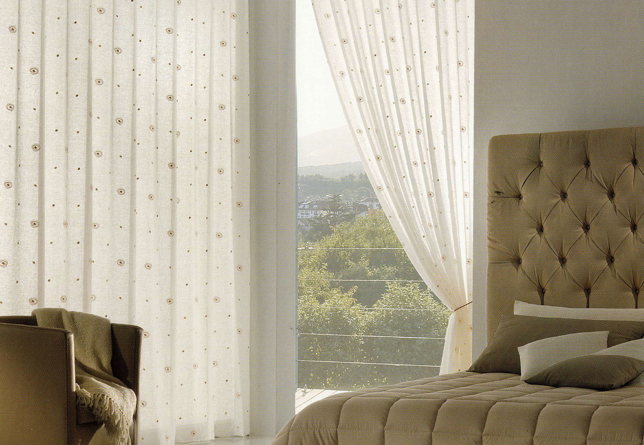 Camera da letto con tende decorative Ciesse Tendaggi